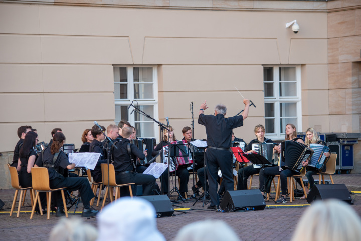 Das LandesJugendAkkordeonOrchester Brandenburg eröffnet die Veranstaltungsreihe „Kunst zur Zeit 2024“ im Innenhof des Landtages.
