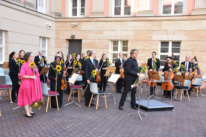 Konzert der Brandenburger Symphoniker zur Auftaktveranstaltung „Kunst zur Zeit“ im Innenhof des Landtages.