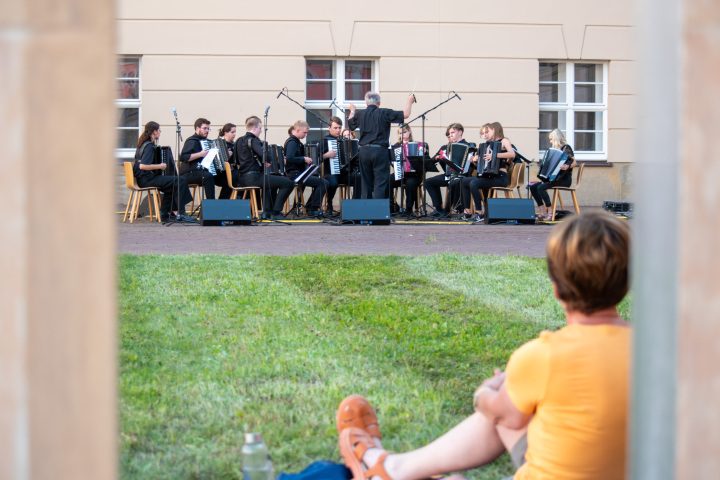 Impression der Auftaktveranstaltung „Kunst zur Zeit 2024“ im Innenhof des Landtages