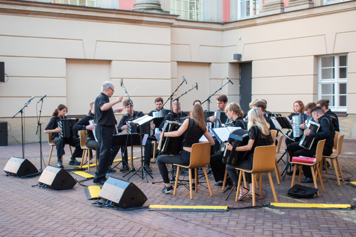 Das LandesJugendAkkordeonOrchester Brandenburg eröffnet die Veranstaltungsreihe „Kunst zur Zeit 2024“ im Innenhof des Landtages.