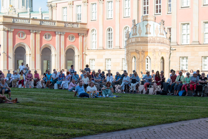Impression der Auftaktveranstaltung „Kunst zur Zeit 2024“ im Innenhof des Landtages