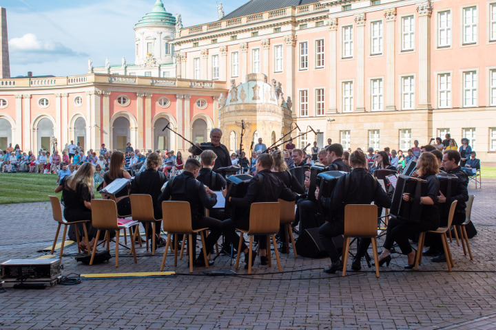 Das LandesJugendAkkordeonOrchester Brandenburg eröffnet die Veranstaltungsreihe „Kunst zur Zeit 2024“ im Innenhof des Landtages.