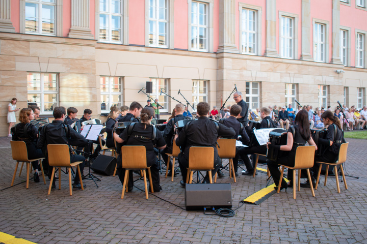Das LandesJugendAkkordeonOrchester Brandenburg eröffnet die Veranstaltungsreihe „Kunst zur Zeit 2024“ im Innenhof des Landtages.