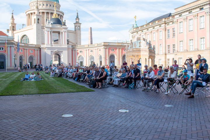 Impression der Auftaktveranstaltung „Kunst zur Zeit 2024“ im Innenhof des Landtages