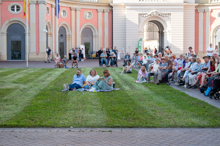 Impression der Auftaktveranstaltung „Kunst zur Zeit 2024“ im Innenhof des Landtages