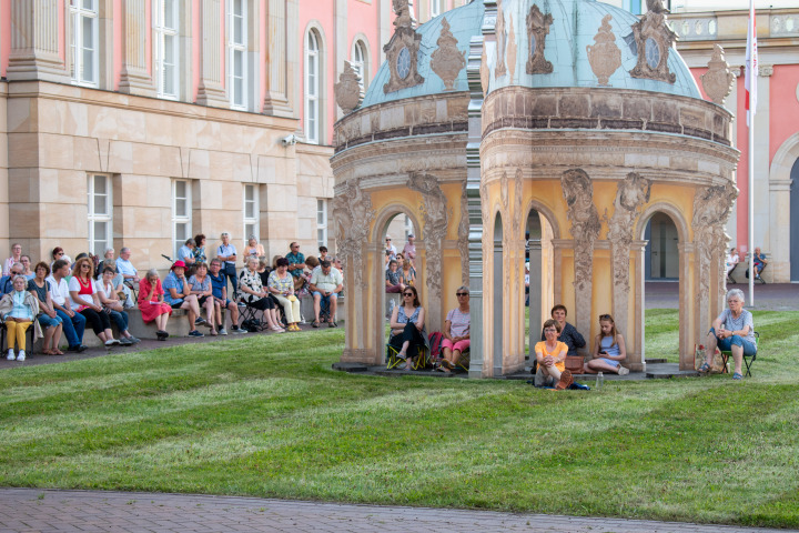 Impression der Auftaktveranstaltung „Kunst zur Zeit 2024“ im Innenhof des Landtages