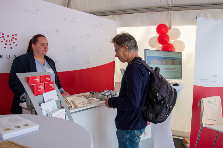Impression des Informationsstandes des Landtages Brandenburg auf dem Brandenburg-Tag in Perleberg.