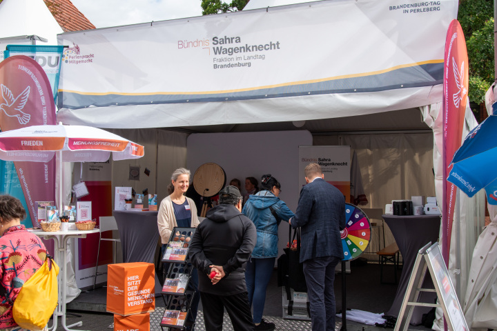 Informationszelt der BSW-Fraktion auf dem Brandenburg-Tag in Perleberg