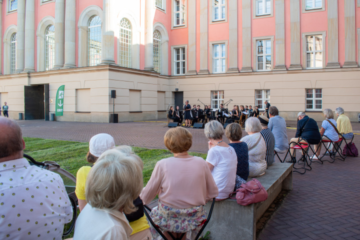 Impression der Auftaktveranstaltung „Kunst zur Zeit 2024“ im Innenhof des Landtages