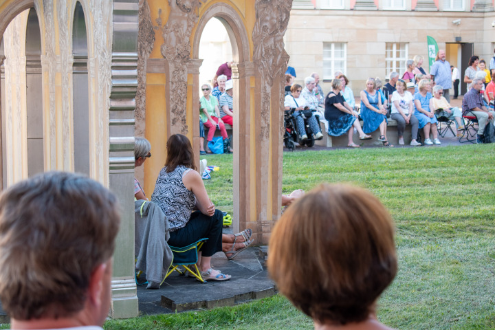 Impression der Auftaktveranstaltung „Kunst zur Zeit 2024“ im Innenhof des Landtages