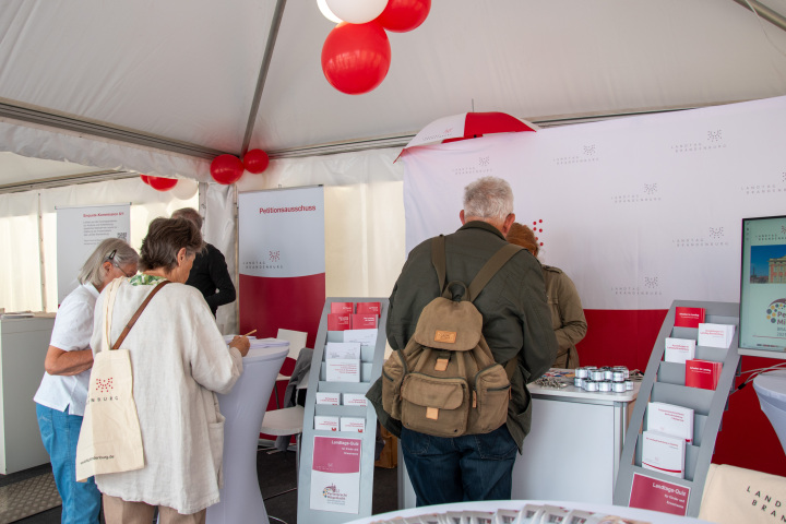 Impression des Informationsstandes des Landtages Brandenburg auf dem Brandenburg-Tag in Perleberg.