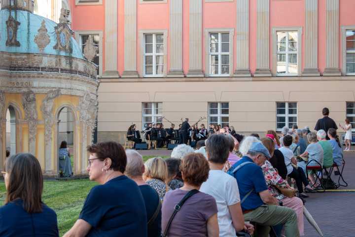Impression der Auftaktveranstaltung „Kunst zur Zeit 2024“ im Innenhof des Landtages