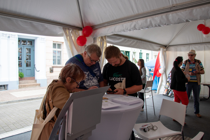 Impression des Informationsstandes des Landtages Brandenburg auf dem Brandenburg-Tag in Perleberg.