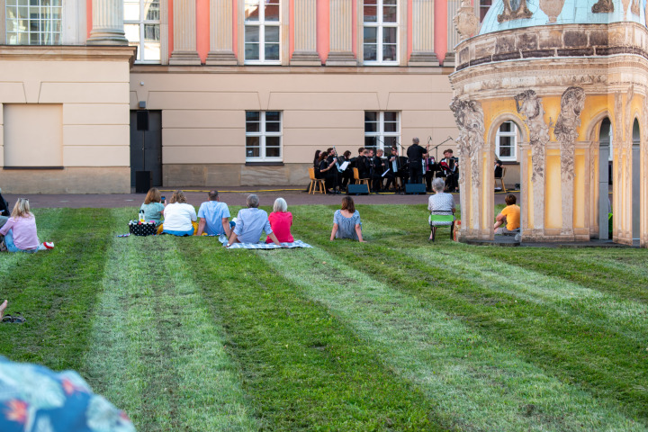 Impression der Auftaktveranstaltung „Kunst zur Zeit 2024“ im Innenhof des Landtages