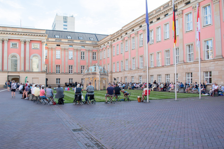 Impression der Auftaktveranstaltung „Kunst zur Zeit 2024“ im Innenhof des Landtages