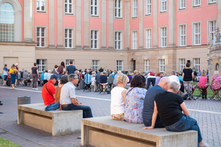 Impression der Auftaktveranstaltung „Kunst zur Zeit 2024“ im Innenhof des Landtages