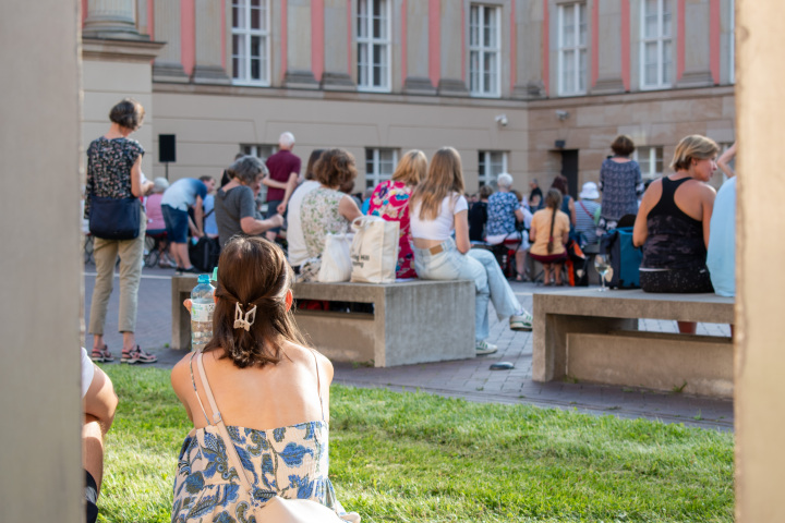 Impression der Auftaktveranstaltung „Kunst zur Zeit 2024“ im Innenhof des Landtages