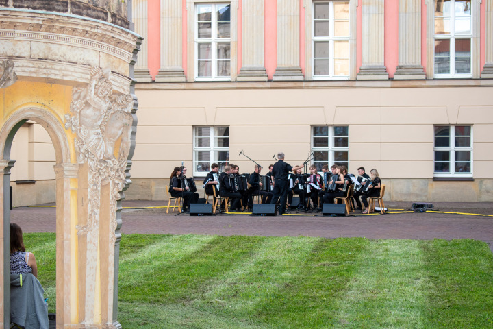 Impression der Auftaktveranstaltung „Kunst zur Zeit 2024“ im Innenhof des Landtages