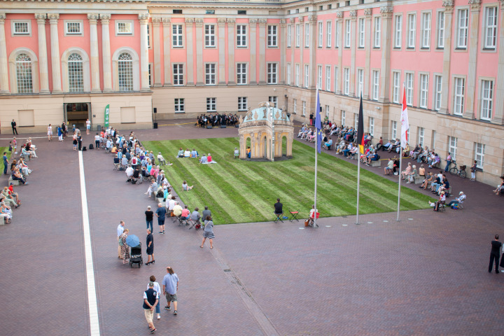 Blick in den Innenhof vom Fortunaportal während der  Auftaktveranstaltung „Kunst zur Zeit 2024“