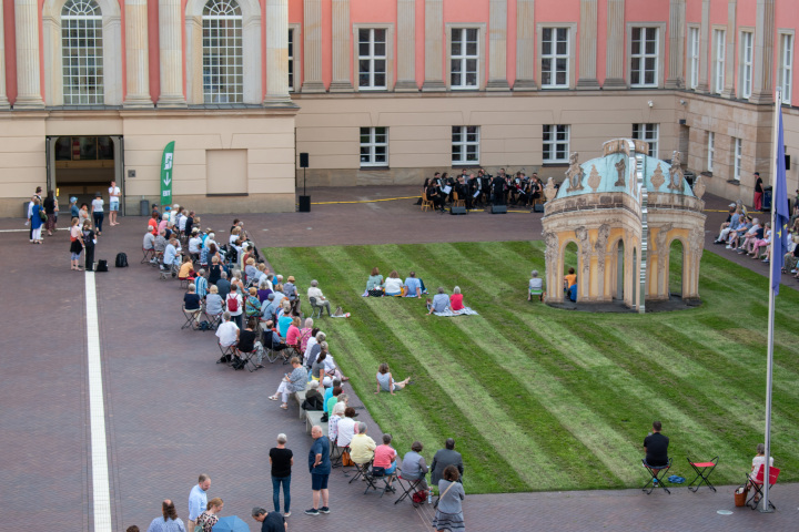Blick in den Innenhof vom Fortunaportal während der  Auftaktveranstaltung „Kunst zur Zeit 2024“