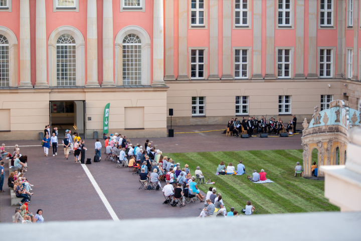 Blick in den Innenhof vom Fortunaportal während der  Auftaktveranstaltung „Kunst zur Zeit 2024“