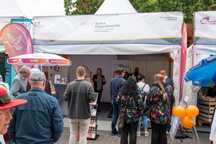 Informationszelt der BSW-Fraktion auf dem Brandenburg-Tag in Perleberg