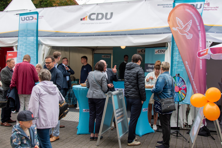 Informationszelt der CDU-Fraktion auf dem Brandenburg-Tag in Perleberg