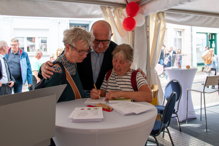 Ministerpräsident Dr. Dietmar Woidke (m.) im Zelt des Landtages.