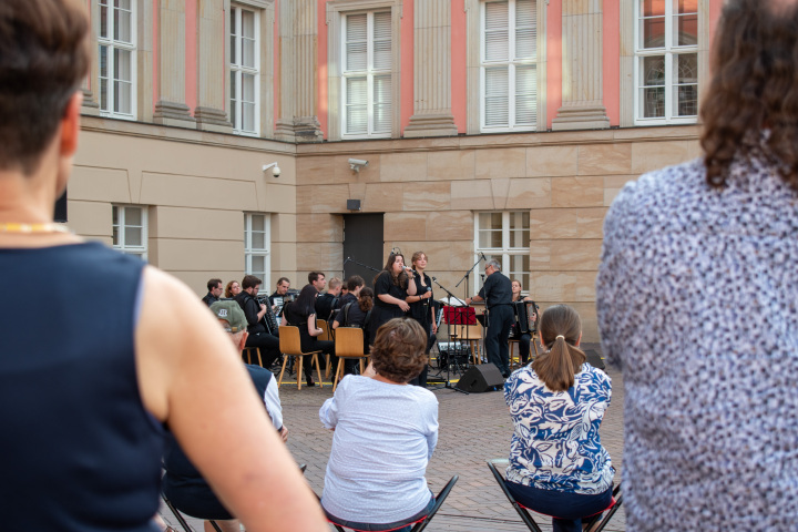 Impression der Auftaktveranstaltung „Kunst zur Zeit 2024“ im Innenhof des Landtages