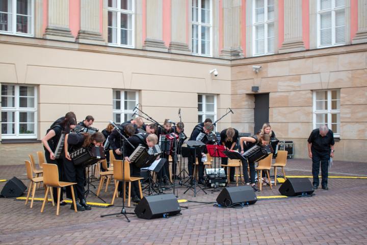 Das LandesJugendAkkordeonOrchester Brandenburg bedankt sich beim Publikum.