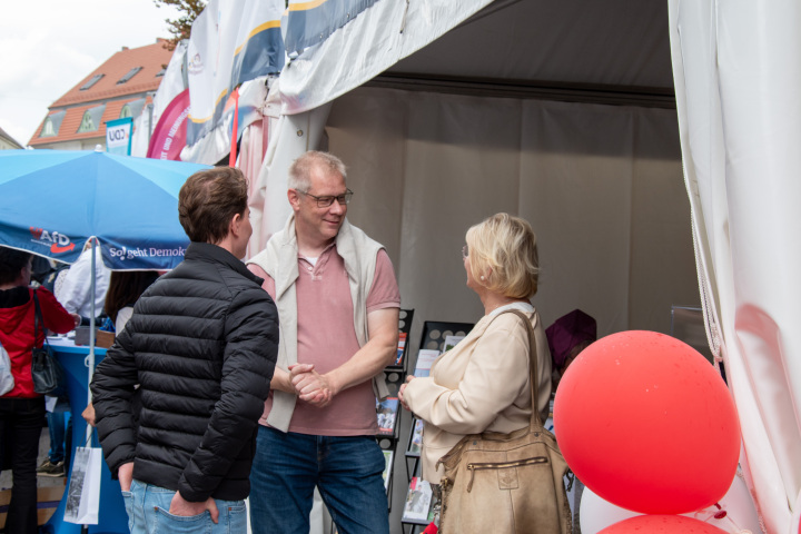 Landtagspräsidentin Prof. Dr. Ulrike Liedtke (r.) im Gespräch mit dem Antisemitismusbeauftragten des Landes Brandenburg Andreas Büttner (m.) im Zelt des Landtages.