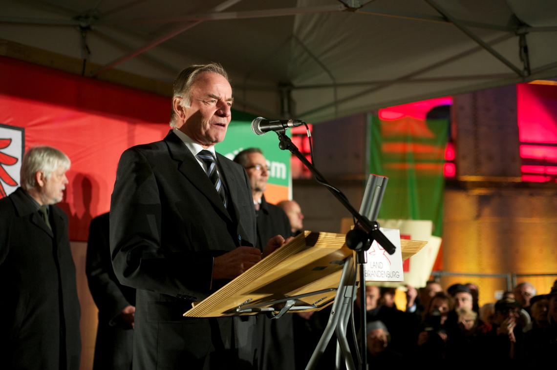 Landtagspräsident Gunter Fritsch begrüßt die Gäste.