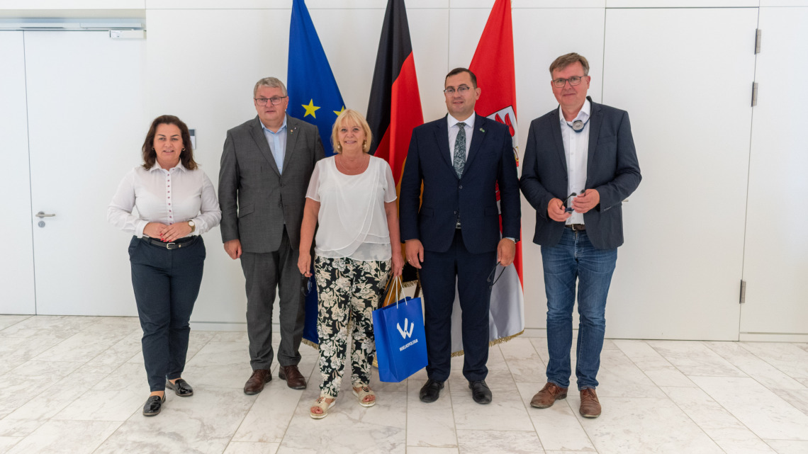 Landtagspräsidentin Prof. Dr. Ulrike Liedtke (3. v. l.) hat gemeinsam mit dem Abgeordneten Johannes Funke (1. v. r.) eine Delegation aus der Woiwodschaft Großpolen im Landtag Brandenburg empfangen.