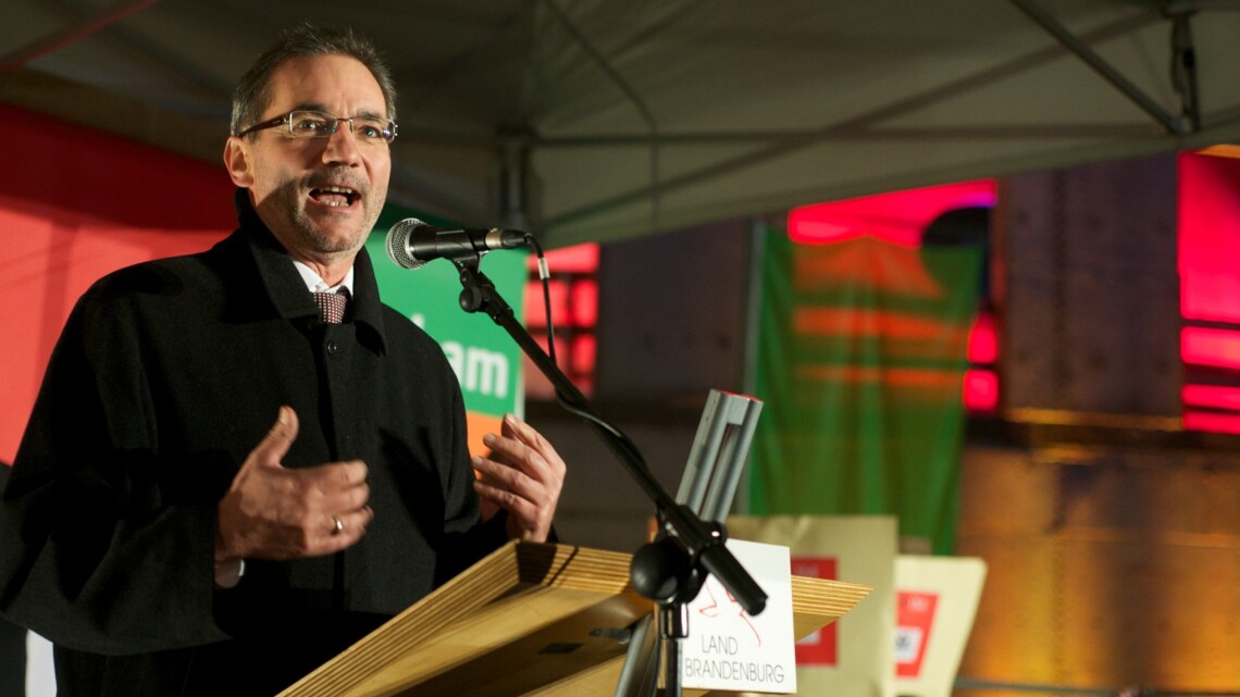 Matthias Platzeck in seiner damaligen Funktion als Ministerpräsident des Landes Brandenburg beim Richtfest des Landtagsgebäudes am 24. November 2011
