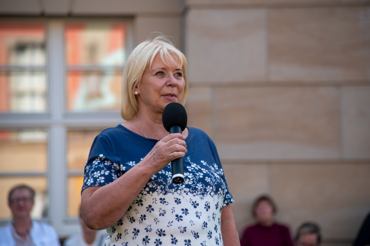 Landtagspräsidentin Prof. Dr. Ulrike Liedtke begrüßt die Gäste zur zweiten Veranstaltung „Kunst zur Zeit 2024“ im Innenhof des Landtages.