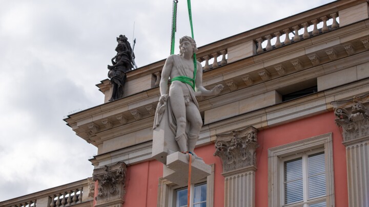 Anhebung der Figur Hippomenes zur Aufstellung auf dem Dach des Landtages am 16.09.2025.