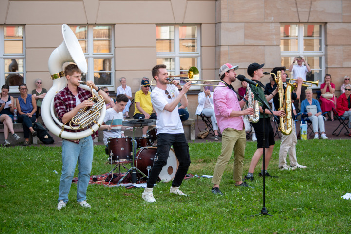 Brassband „Duke Brass“ aus Kleinmachnow begeisterten die Gäste der zweiten Veranstaltung „Kunst zur Zeit 2024“