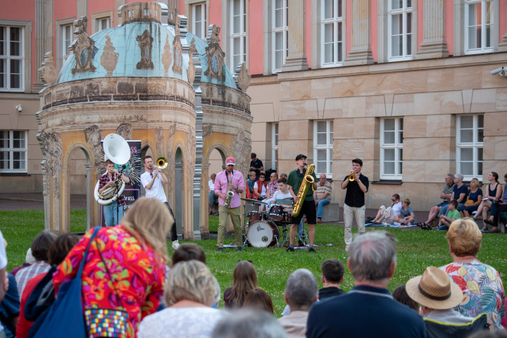 Impression der zweiten Veranstaltung „Kunst zur Zeit 2024“ mit der Brassband „Duke Brass“