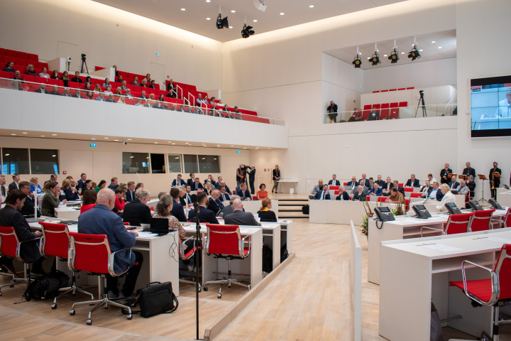 Blick in den Plenarsaal während des Grußwortes der Landtagspräsidentin Prof. Dr. Ulrike Liedtke