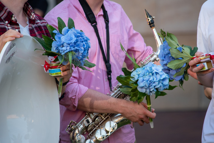Landtagspräsidentin Prof. Dr. Ulrike Liedte bedankt sich bei der Brassband „Duke Brass“ für ihren Auftritt