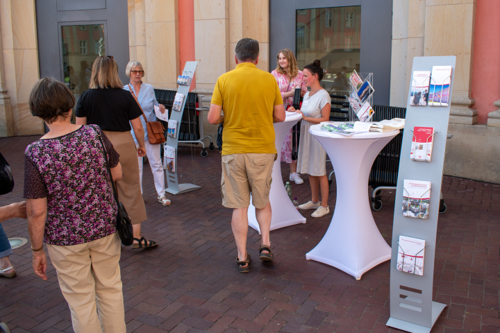 Infostand des Landtages zur Veranstaltung „Kunst zur Zeit 2024“