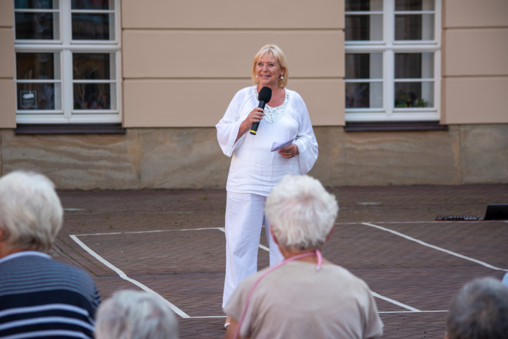 Begrüßung der Landtagspräsidentin Prof. Dr. Ulrike Liedtke zur dritten Veranstaltung „Kunst zur Zeit 2024“ im Innenhof des Landtages.
