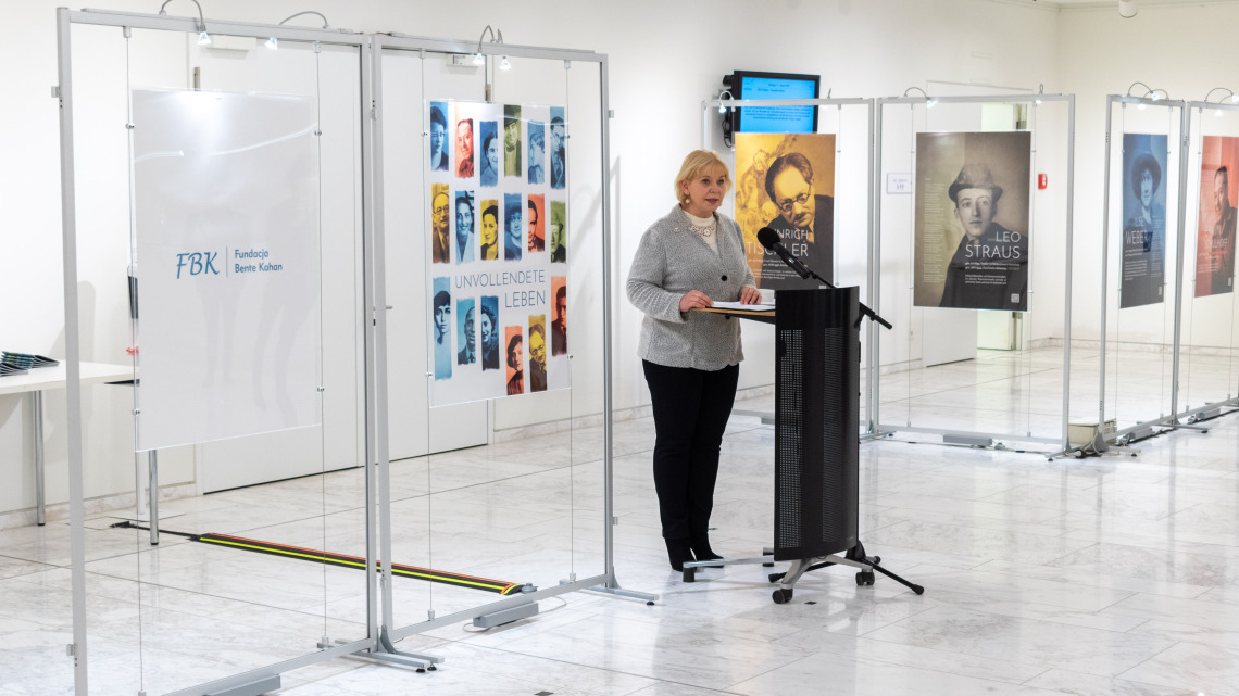 Landtagspräsidentin Prof. Dr. Liedtke sprach zur Eröffnung der neuen Foyer-Ausstellung „Unvollendete Leben“ ein Grußwort.