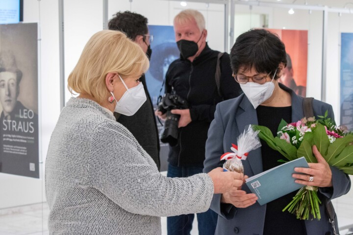 Landtagspräsidentin Prof. Dr. Ulrike Liedtke (l.) bedankte sich bei der Stiftungsgründerin Bente Kahan (r.) für die Ausstellung. 