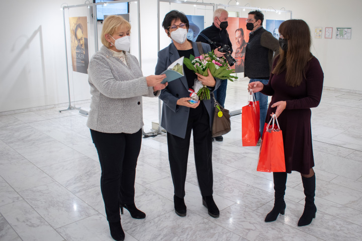 Landtagspräsidentin Prof. Dr. Ulrike Liedtke (l.) und Europaministerin Katrin Lange (r.) bedankten sich bei der Stiftungsgründerin Bente Kahan (m.) für die Ausstellung. 