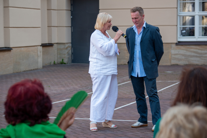 Landtagspräsidentin Prof. Dr. Ulrike Liedtke (l.) spricht mit dem konzeptionellen Leiter Martin Stiefermann (r.)