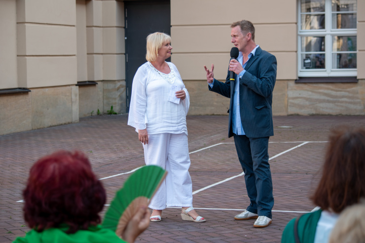 Landtagspräsidentin Prof. Dr. Ulrike Liedtke (l.) spricht mit dem konzeptionellen Leiter Martin Stiefermann (r.)