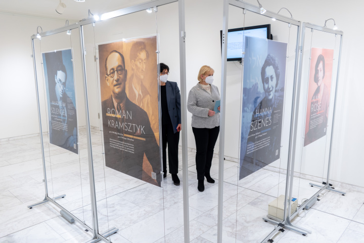 Landtagspräsidentin Prof. Dr. Ulrike Liedtke (r.) und Stiftungsgründerin Bente Kahan (l.) während der gemeinsamen Ausstellungsbesichtigung