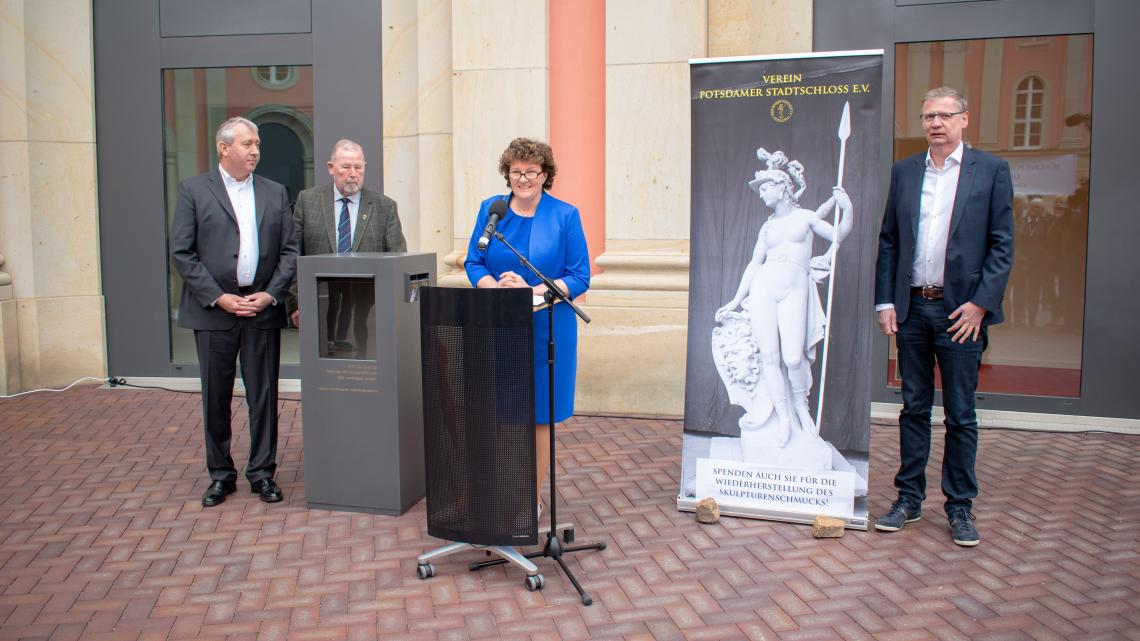 Spendenbox des Schlossvereins im Innenhof des Landtags eingeweiht. 