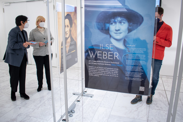 Landtagspräsidentin Prof. Dr. Ulrike Liedtke (r.) und Stiftungsgründerin Bente Kahan (l.) während der gemeinsamen Ausstellungsbesichtigung